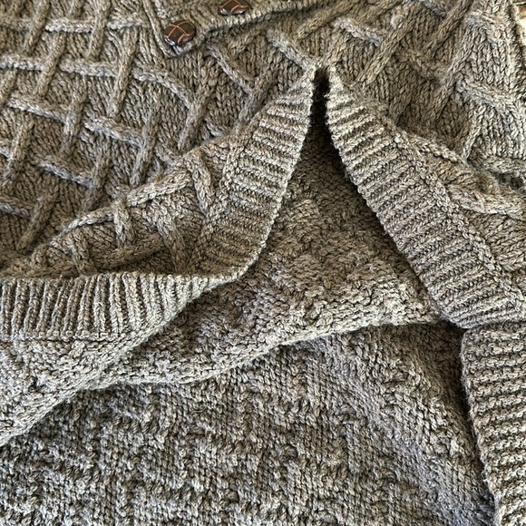 Aran merino wool poncho - Picture 5 of 5